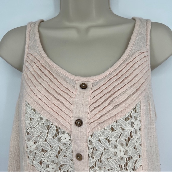 Women's Pink Floral White Lace Buttondown Scoopneck Sleeveless Tank Top - Picture 2 of 10